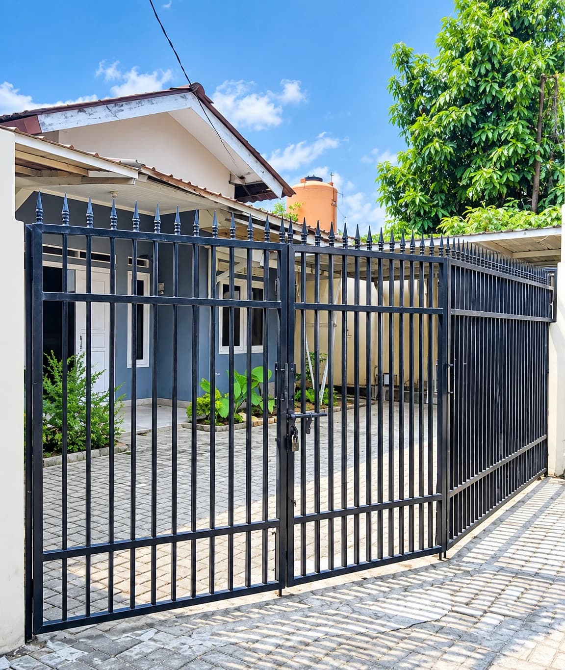  DIJUAL / DISEWAKAN: RUMAH LUAS DENGAN TAMAN DI JAGAKARSA, JAKARTA SELATAN  - Foto 1